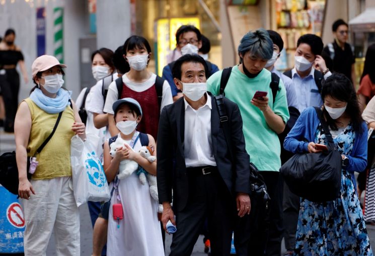 일본 도쿄 시내에 마스크를 쓴 행인들이 횡단 보도 앞에 모여 있다. [이미지출처=연합뉴스]