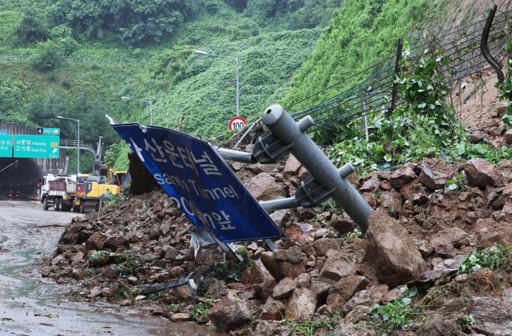 9일 오전 경기도 성남시 용인서울고속도로 용인 방면 하산운터널 입구 경사면이 전날부터 내린 많은 비로 무너져 도로가 통제됐다. [이미지출처=연합뉴스]