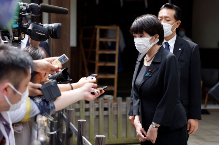 다카이치 사나에 일본 경제안전보장 담당상이 15일 도쿄 야스쿠니 신사를 찾아 참배했다. [이미지출처=로이터연합뉴스]