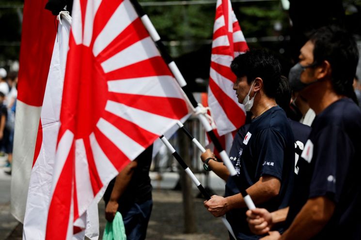 일본 우익 활동가들이 15일 도쿄 야스쿠니 신사를 참배하고 있다. [이미지출처=로이터연합뉴스]
