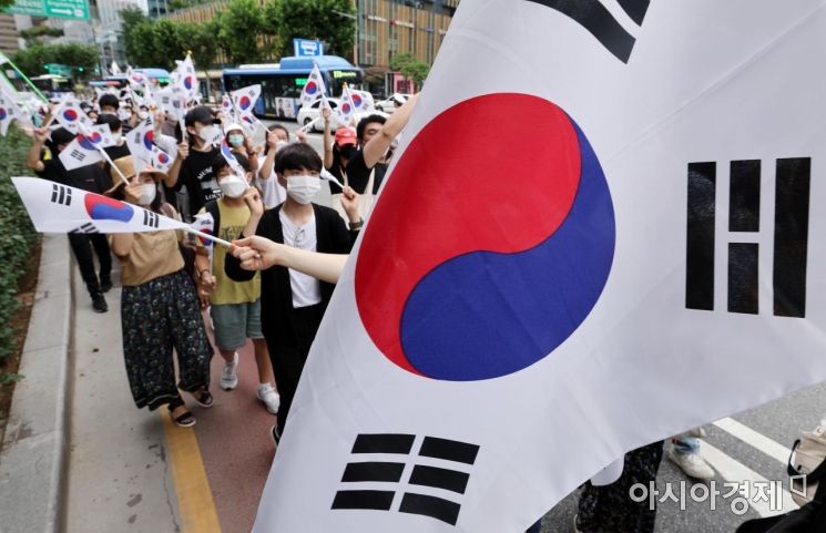 제77주년 8.15 광복절인 15일 서울 종로에서 시민들이 태극기를 흔들며 보신각으로 행진하고 있다./김현민 기자 kimhyun81@