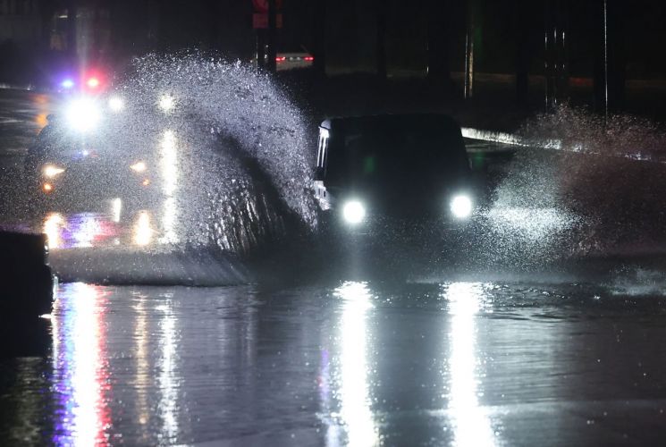 지난 9일 밤 서울 강남구 일원동 한 도로에 물이 고여 차들이 물보라를 일으키며 운행되고 있다. (사진=연합뉴스)