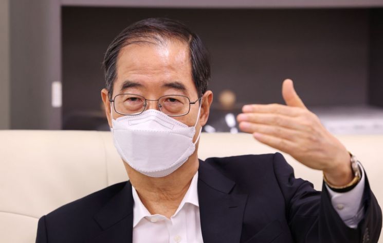 한덕수 국무총리는 2003년 론스타가 외환은행을 인수했을 당시 론스타의 법률대리를 맡은 김앤장의 고문을 맡았다. 한 총리는 "사적으로 관여한 바 없다"라고 해명했다. [이미지출처=연합뉴스]