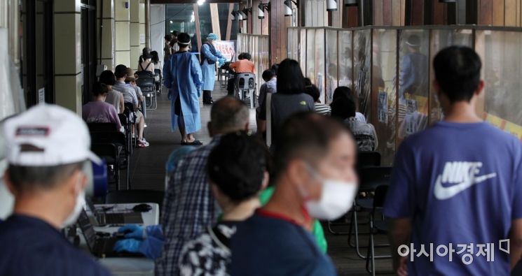 [포토] 신규 확진자 18만명…4월 중순 이후 18주새 최다