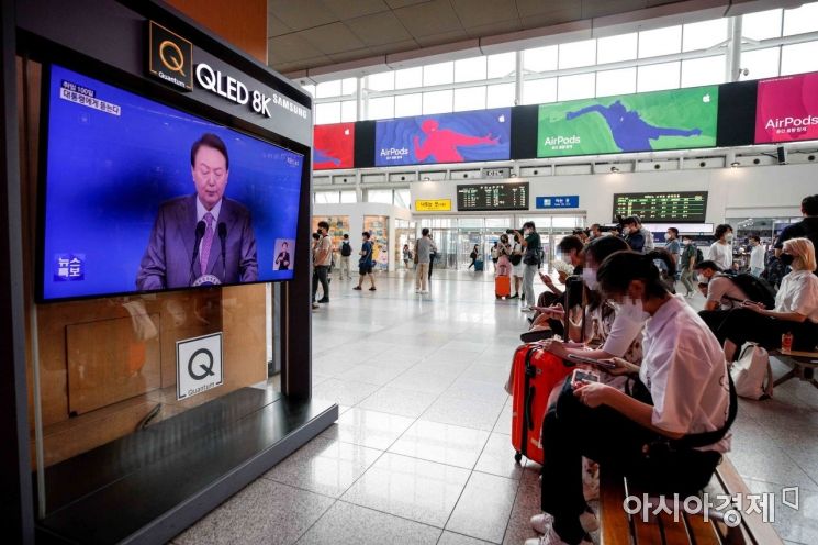 [포토]윤석열 대통령 취임 100일 기자회견 생중계 티비 앞 시민들