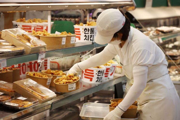 서울 시내 한 대형마트에서 직원이 치킨을 진열하고 있다. [이미지출처=연합뉴스]