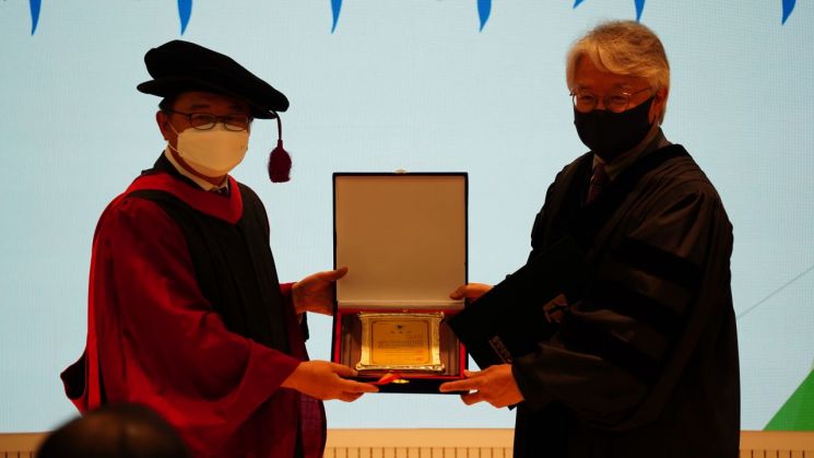 동명대 전호환 총장(왼쪽)이 김일출 석좌교수에게 명예박사 학위를 수여하고 있다.