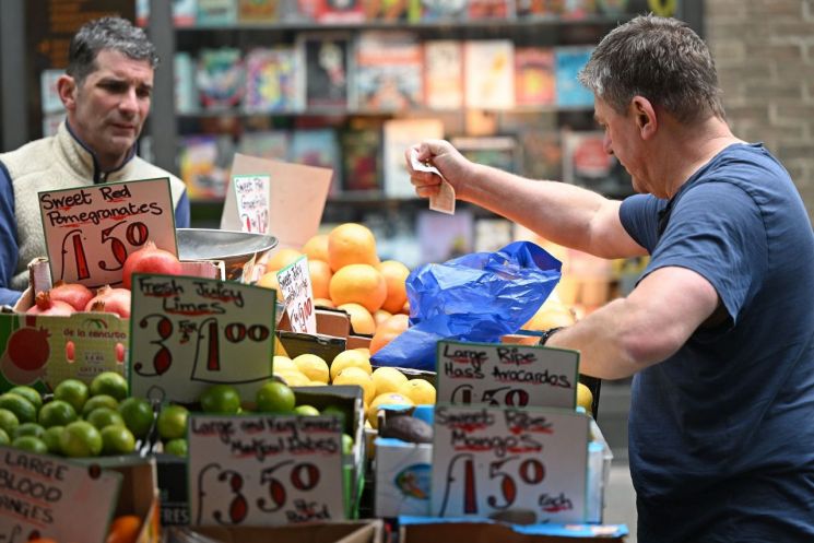 "돈 없어서 밥도 못 먹어"…물가 급등에 실질임금 역대 최대폭 하락한 영국