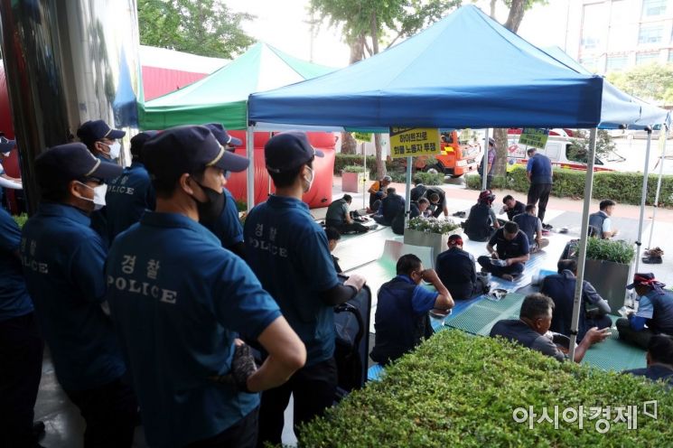 전국민주노동조합총연맹(민주노총) 공공운수노조 화물연대가 서울 강남구 하이트진로 본사를 점거한 채 사흘째 시위를 이어가고 있는 18일 경찰이 건물 주변에서 경계 근무를 서고 있다. /문호남 기자 munonam@