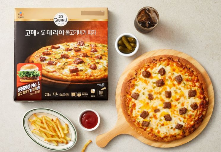 CJ제일제당 고메, 롯데마트·롯데리아와 협업 '불고기버거 피자' 출시
