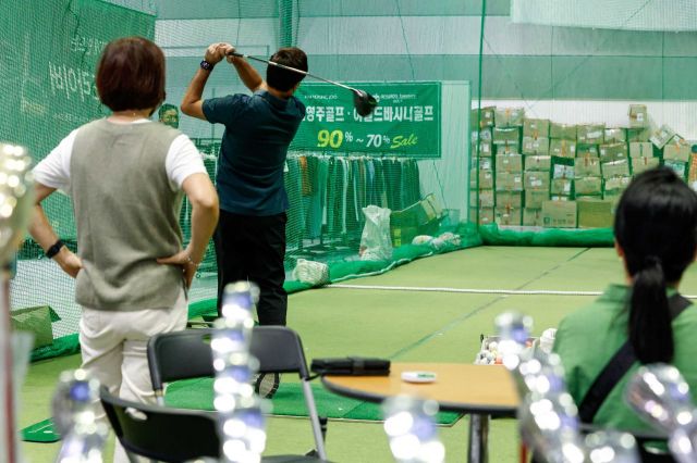 서울 강남구 코엑스에서 열린 '2022 엑스골프쇼'를 찾은 관람객이 골프 드라이버를 체험하고 있다./강진형 기자aymsdream@