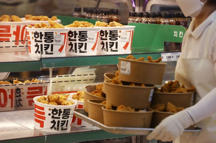 저렴한 대형마트 치킨이 인기를 끌고 있는 10일 서울 시내 한 대형마트에서 직원이 치킨을 진열하고 있다. [이미지출처=연합뉴스]