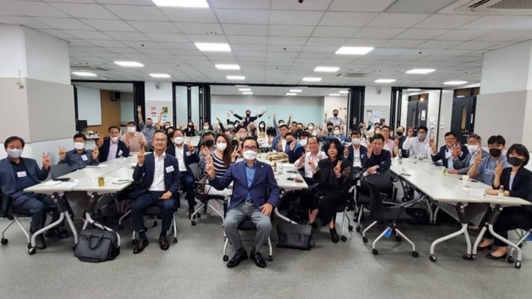 윤은기 한국협업진흥협회 회장(가운데)과 행복한경영대학 수업에 참여한 CEO들의 모습.