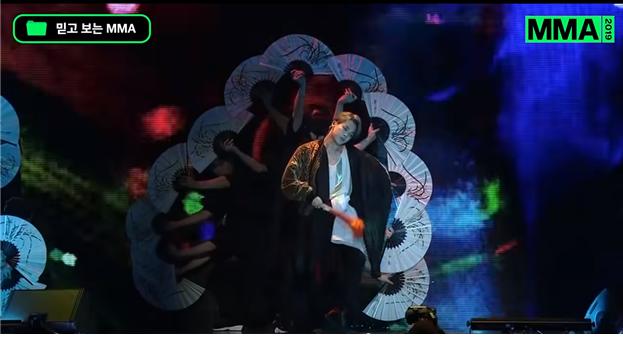2018년 MAMA에서 지민이 부채춤을 추고 있는 모습으로 다른 멤버인 제이홉은 삼고무, 정국은 봉산탈춤을 선보였다. 사진 = Melon 멜론 유튜브 캡처