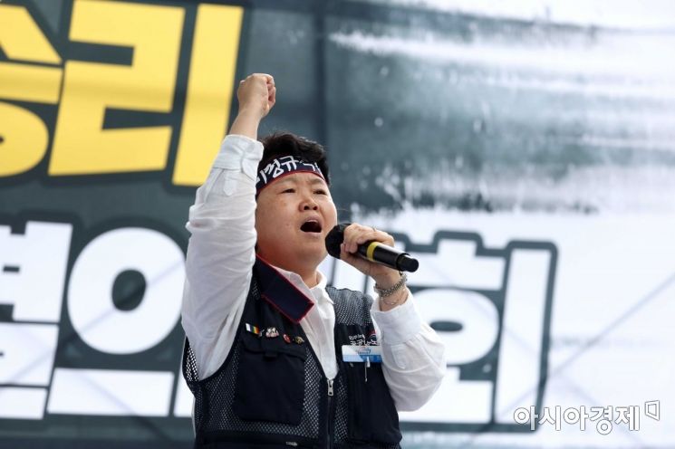 민주노총 공공운수노조 화물연대가 18일 서울 강남구 하이트진로 본사 앞에서 하이트진로 집단해고 및 손배소송 철회 촉구 집회를 열고 있다. 현정희 공공운수노조 위원장이 구호를 외치고 있다. /문호남 기자 munonam@