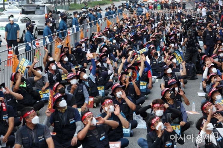 민주노총 공공운수노조 화물연대가 18일 서울 강남구 하이트진로 본사 앞에서 하이트진로 집단해고 및 손배소송 철회 촉구 집회를 열고 있다. /문호남 기자 munonam@