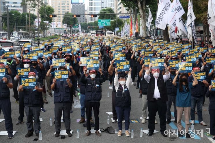 민주노총 공공운수노조 화물연대가 18일 서울 강남구 하이트진로 본사 앞에서 하이트진로 집단해고 및 손배소송 철회 촉구 집회를 열고 있다. /문호남 기자 munonam@