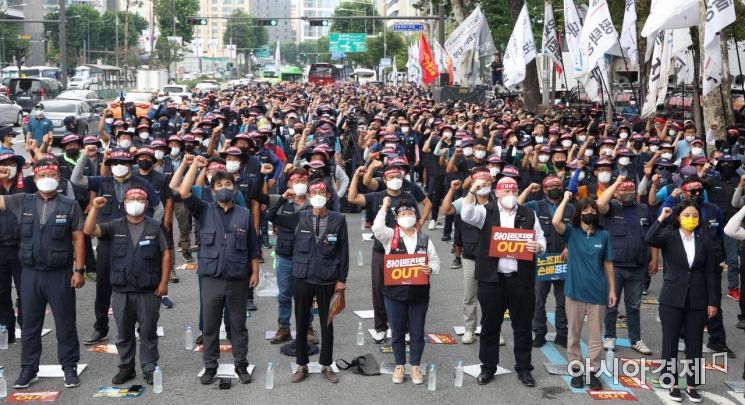 민주노총 공공운수노조 화물연대가 18일 서울 강남구 하이트진로 본사 앞에서 하이트진로 집단해고 및 손배소송 철회 촉구 집회를 열고 있다. /문호남 기자 munonam@
