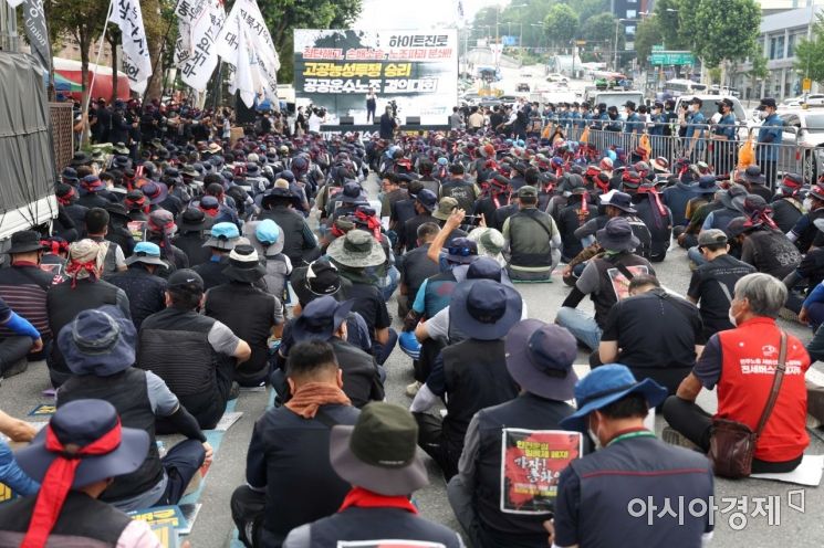 민주노총 공공운수노조 화물연대가 18일 서울 강남구 하이트진로 본사 앞에서 하이트진로 집단해고 및 손배소송 철회 촉구 집회를 열고 있다. /문호남 기자 munonam@