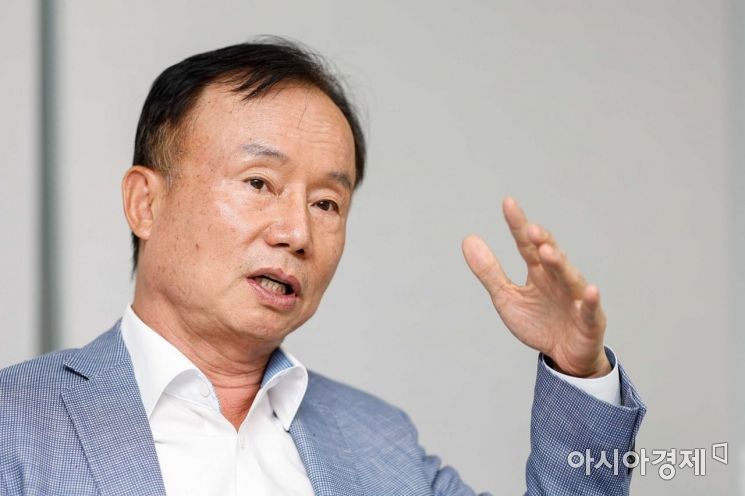 최광해 우리금융경영연구소 대표이사가 18일 서울 중구 우리금융경영연구소에서 인터뷰하고 있다./강진형 기자aymsdream@