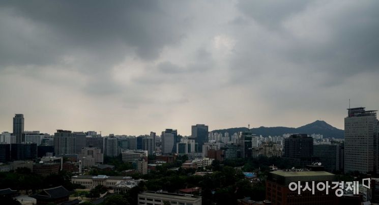 전국적으로 구름 많은 날씨가 이어지고 있는 18일 서울 중구 태평로에서 바라본 도심 하늘에 먹구름이 관측되고 있다./강진형 기자aymsdream@