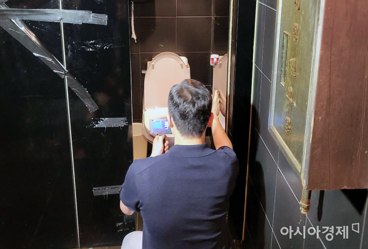 18일 오후 2시 서울 마포구 홍대 인근 클럽에서 경찰과 유관기관들이 안전 전반에 대한 합동 컨설팅을 진행했다. 마포경찰서 관계자가 클럽 내 여성 화장실 양변기를 적외선 카메라로 살펴보고 있다./사진=오규민 기자 moh011@