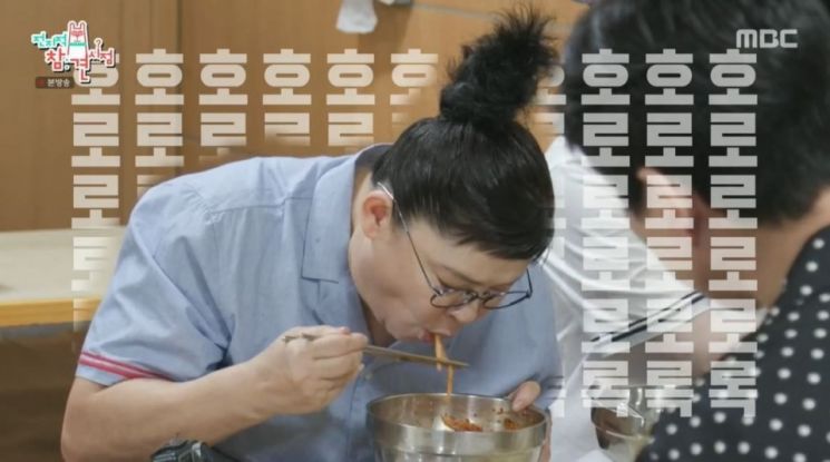 개그우먼 이영자가, 자신의 장기인 '면치기'로 식사를 하고 있다. 사진=MBC ＜전지적 참견 시점＞