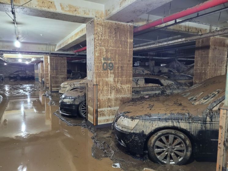 침수 피해를 입은 경기 성남시 판교의 한 오피스텔 지하 주차장. 지하 3층 주차장은 아직 토사 및 빗물을 퍼내지 못했다. /사진=공병선 기자 mydillon@