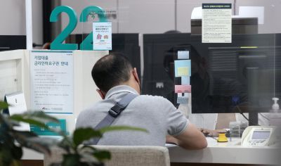 한국은행 금융통화위원회는 12일 기준금리를 3.0%로 인상했다. 사진은 서울 시내 시중은행 창구 모습./김현민 기자 kimhyun81@