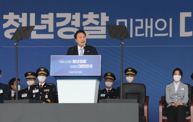 尹대통령, 새내기 경찰관들에 "혼신의 힘 다 해달라"…처우 개선도 약속
