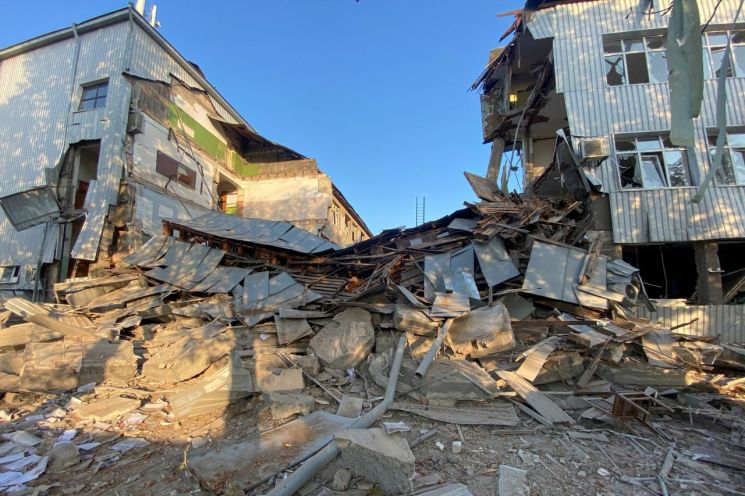 우크라이나 동부 하르키우의 국립 하르키우 폴리텍대학교 건물이 19일(현지시간) 러시아군의 미사일 공격으로 심각하게 파손돼있다. ＜사진=로이터연합＞