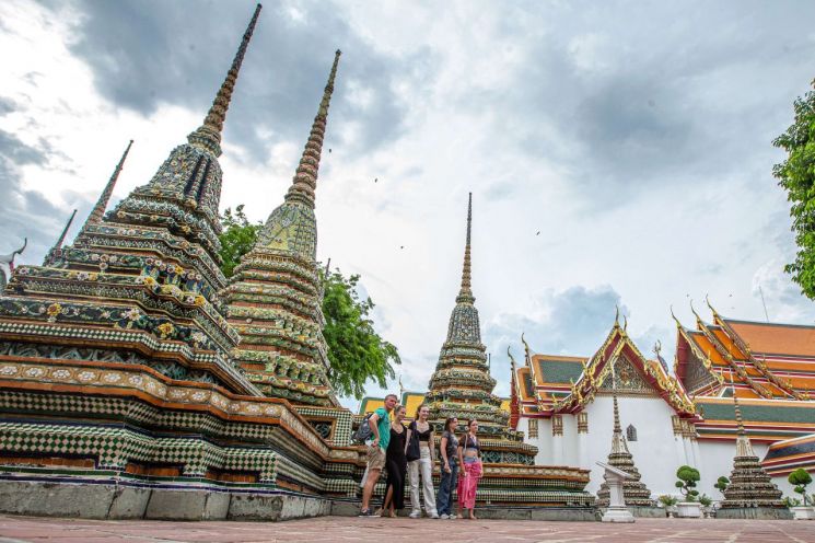 지난달 31일(현지시간) 태국 방콕의 왓포 사원에서 관광객들이 구경하고 있다. 태국은 2022년 상반기 200만 명 이상의 관광객을 유치했으며 관광체육부에 따르면 올해 총 관광객은 900만 명에 이를 것으로 예상된다. ＜사진=신화연합＞