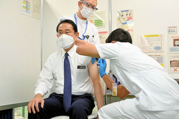 기시다 후미오 일본 총리가 지난 12일 도쿄에서 코로나19 백신 4차 접종을 받고 있다. ＜사진=AFP지지＞
