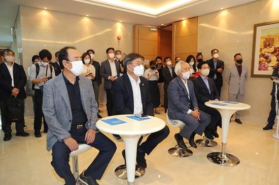 박윤규 과학기술정보통신부 2차관(왼쪽에서 두번째)과 케이블TV업계 대표들이 19일 제주도 제주시 연동에 위치한 KCTV제주방송 본사에서 와이파이6E 시연과 IPTV 방송 송출 현장을 지켜보고 있다.