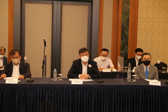 박윤규 과기정통부 2차관(가운데)이 정책간담회에서 발언하고 있다.