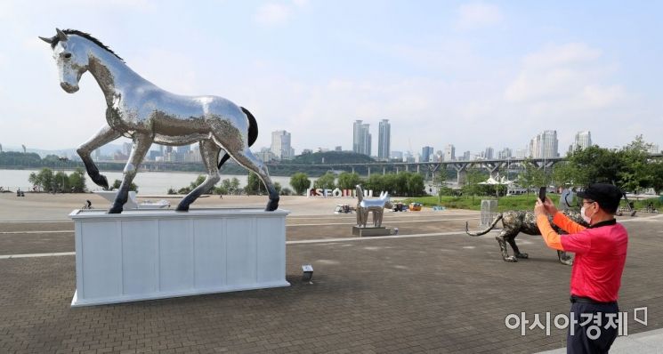 21일 서울 광진구 뚝섬 한강공원에서 열린 '2022 한강조각프로젝트'에서 야외 전시 공간에 다양한 작품들이 전시되고 있다./윤동주 기자 doso7@