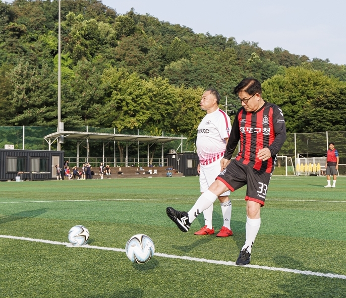 [포토]박강수 마포구청장 '마포구-연예인 축구팀' 경기 시축 