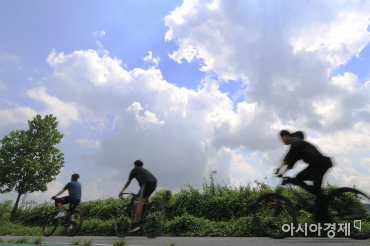 처서를 이틀 앞둔 21일 경기도 구리 한강시민공원을 찾은 시민들이 자전거를 즐기고 있다./윤동주 기자 doso7@