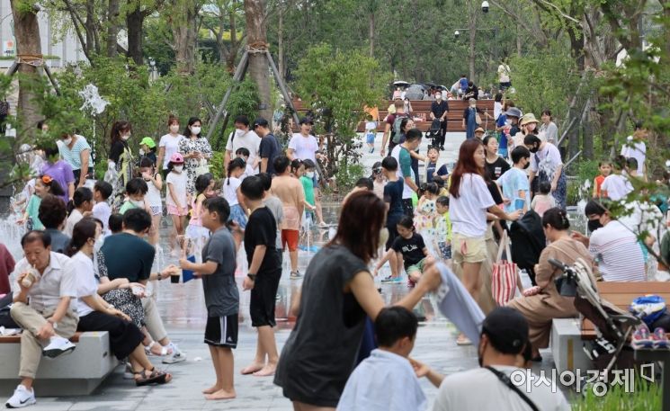 처서를 이틀 앞둔 21일 서울 광화문광장에 많은 시민들이 산책을 즐기고 있다./윤동주 기자 doso7@