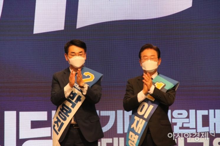 [포토] 인사하는 이재명·박용진 민주당 당대표 후보들 