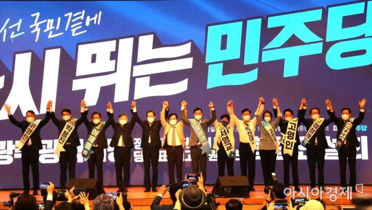 [포토] 인사하는 민주당 당대표·최고위원 후보들