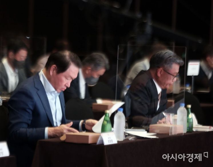 최태원 SK그룹 회장이 22일 서울 광장동 그랜드워커힐에서 열린 제 6회 ‘이천포럼’에 참석, 연사들의 강연을 듣고 있다.