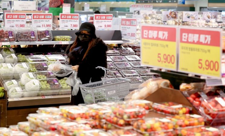 1인 가구가 늘자 크기가 큰 수박보다 양의 부담이 적은 복숭아가 인기를 끌고 있다. 사진은 서울의 한 대형마트 식품 코너에서 시민들이 장을 보는 모습. [이미지출처=연합뉴스]