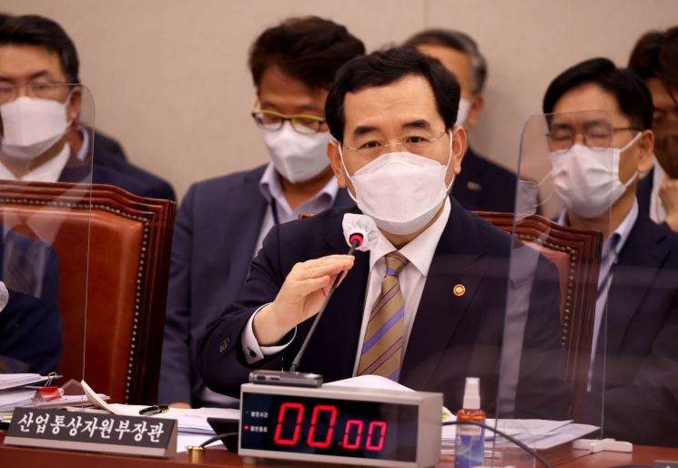답변하는 이창양 장관 
    (서울=연합뉴스) 백승렬 기자 = 이창양 산업통상자원부 장관이 22일 서울 여의도 국회에서 열린 산업통상자원중소벤처기업위원회 전체회의에서 의원들의 질의에 답변하고 있다. 2022.8.22 [국회사진기자단] 
    srbaek@yna.co.kr
(끝)


＜저작권자(c) 연합뉴스, 무단 전재-재배포 금지＞