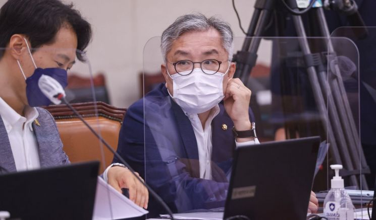 최강욱 더불어민주당 의원이 22일 서울 여의도 국회에서 열린 법제사법위원회 전체회의에서 생각에 잠겨 있다. [이미지출처=연합뉴스]