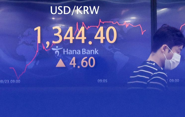 23일 오전 서울 중구 을지로 하나은행 본점 딜링룸 현황판에 원/달러 환율이 표시돼 있다. [이미지출처=연합뉴스]