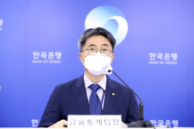 박창현 한국은행 경제통계국 금융통계팀장이 23일 오전 서울 중구 한국은행에서 2022년 2/4분기 가계신용(잠정)의 주요 특징을 설명하고 있다. (사진제공=한국은행)