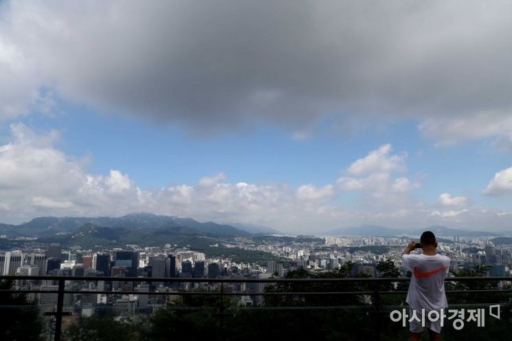 서울 남산에서 바라본 하늘에 먹구름이 물러가고 파란 하늘이 나타나고 있다. /문호남 기자 munonam@