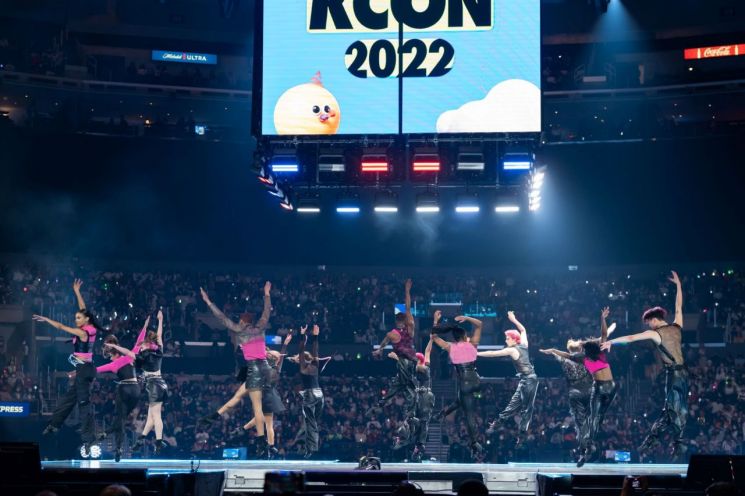 J문화재단과 美 ‘보스턴 컨서버토리 앳 버클리 음대’의 협업으로, ‘K-POP 창작안무 교육과정’ 학생들이 지난 19일~21일 미국 LA에서 열린 ‘KCON 2022 LA’에서 특별 공연을 선보이고 있다. 사진제공 = CJ문화재단