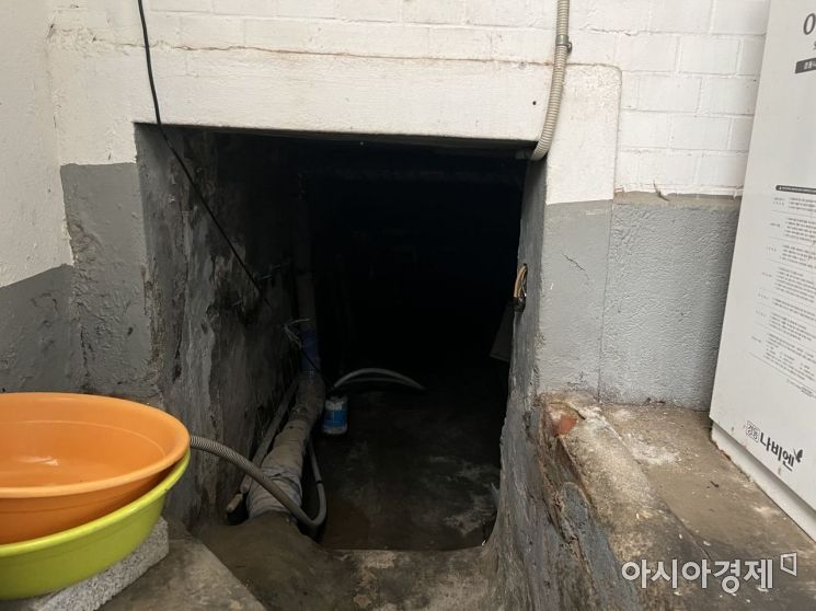 지난 8일 폭우로, 역류한 배수관 흔적. 사진=김군찬 인턴기자 kgc6008@asiae.co.kr